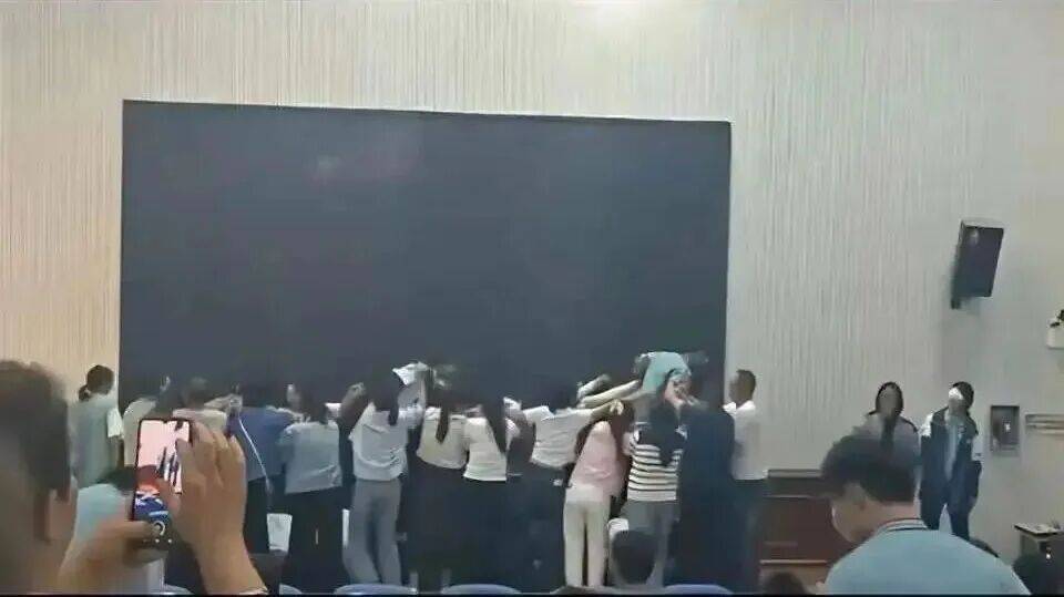 天津媒体评论：蒙眼踩过跪地父母 如此“感恩”为何让人不适<strong></p>
<p>农业银行股票代码</strong>？