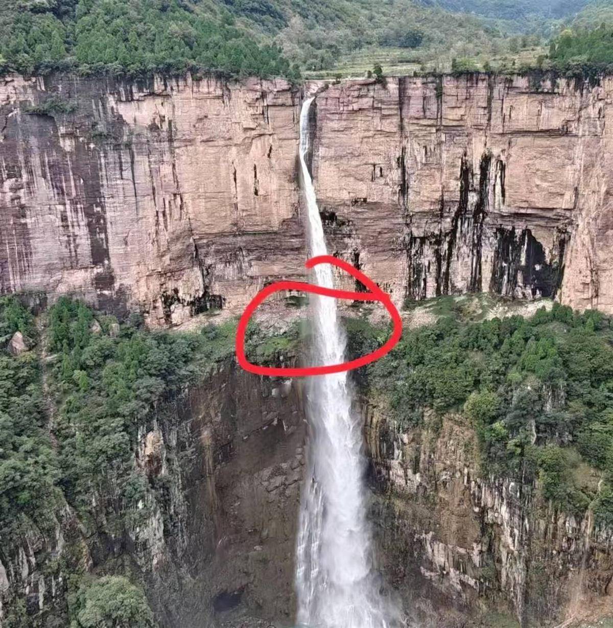 在南太行瀑布拍照时坠崖男大学生确认身亡<strong></p>
<p>杭齿前进股票</strong>，救援人员：潜入水潭3米深处找到遗体，已转交给家属