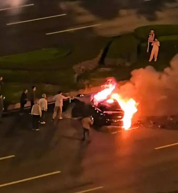 一夜蒸发1000亿<strong></p>
<p>杭齿前进股票</strong>，起火的小米SU7暴击雷军