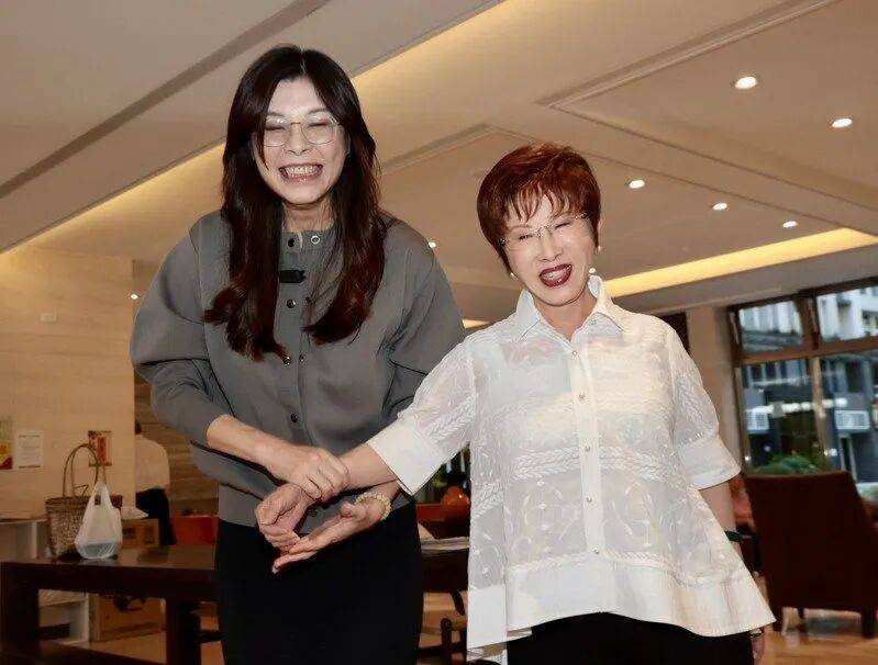 到底支持谁当党主席?当着郑丽文的面<strong></p>
<p>皇氏乳业股票</strong>,洪秀柱说出了自己的答案