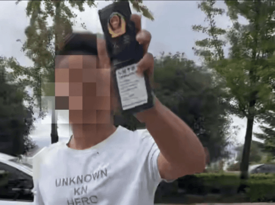 别停他人还亮“警察证”？行拘<strong></p>
<p>皇氏乳业股票</strong>！