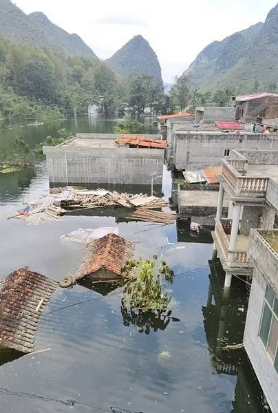 百色多个村庄被困水中已超半月<strong></p>
<p>皇氏乳业股票</strong>,长涝难退为何重演?