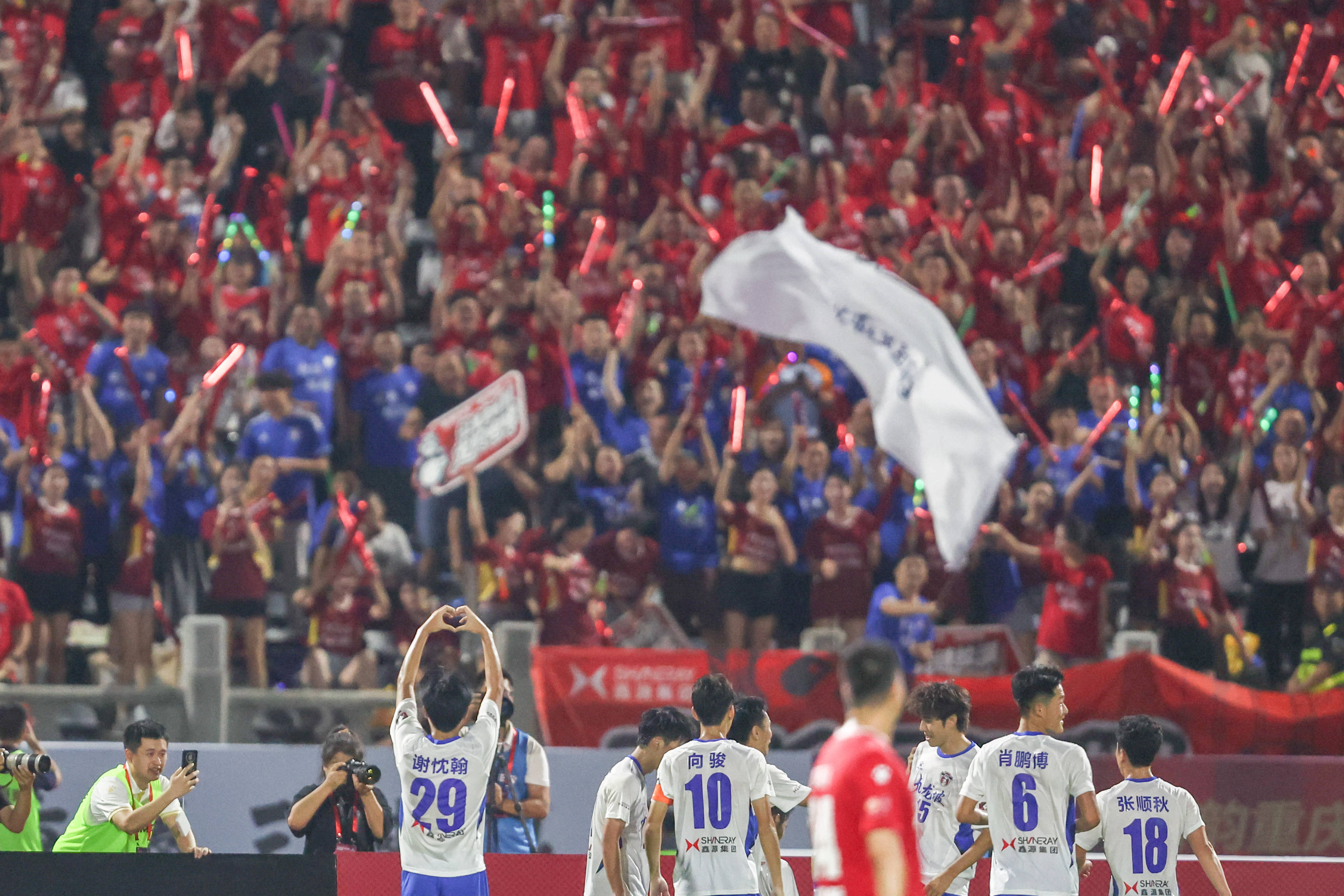 新华社:苏超真能出国脚吗<strong></p>
<p>皇氏乳业股票</strong>? 业内人士普遍认为很难