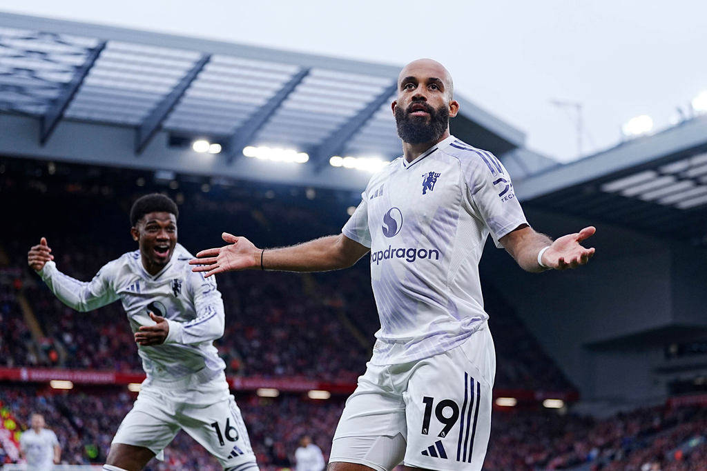 英超-姆伯莫61秒闪击马奎尔绝杀 曼联2-1送利物浦4连败