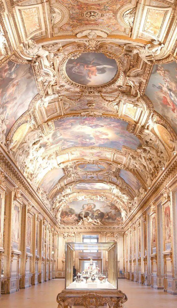 法国卢浮宫多件藏品被盗最新消息：一件文物在博物馆外被发现时已损毁<strong></p>
<p>000552股票</strong>，疑为欧仁妮皇后的皇冠