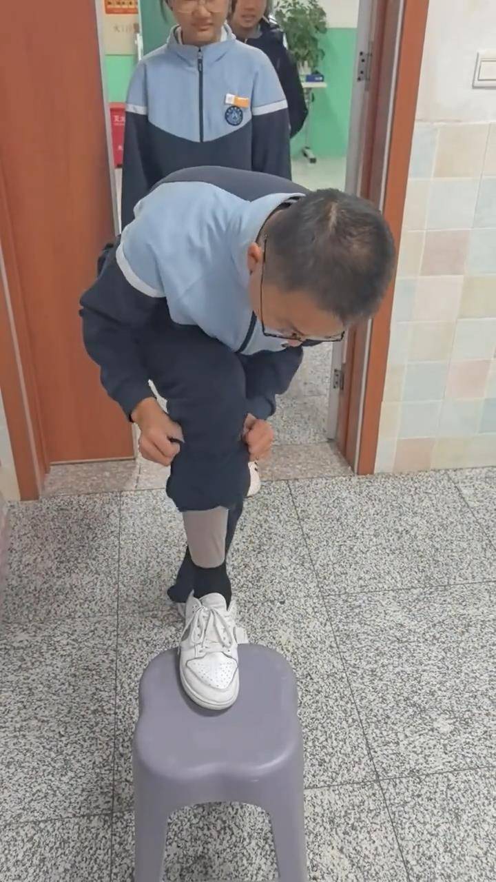 长春一班主任课前让学生排队受检“是否穿秋裤”<strong></p>
<p>000552股票</strong>，网友点赞：以后你会感谢老师