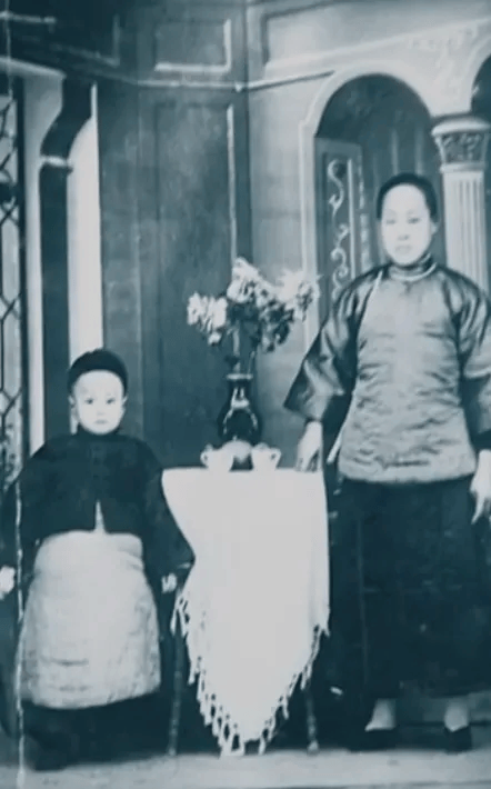 103岁杨振宁去世<strong></p>
<p>000552股票</strong>,象牙塔倒塌