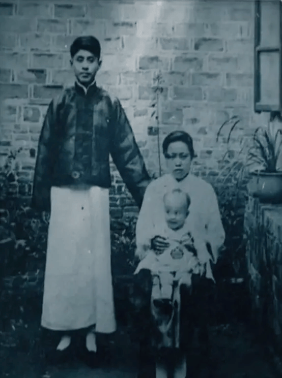 103岁杨振宁去世<strong></p>
<p>000552股票</strong>,象牙塔倒塌