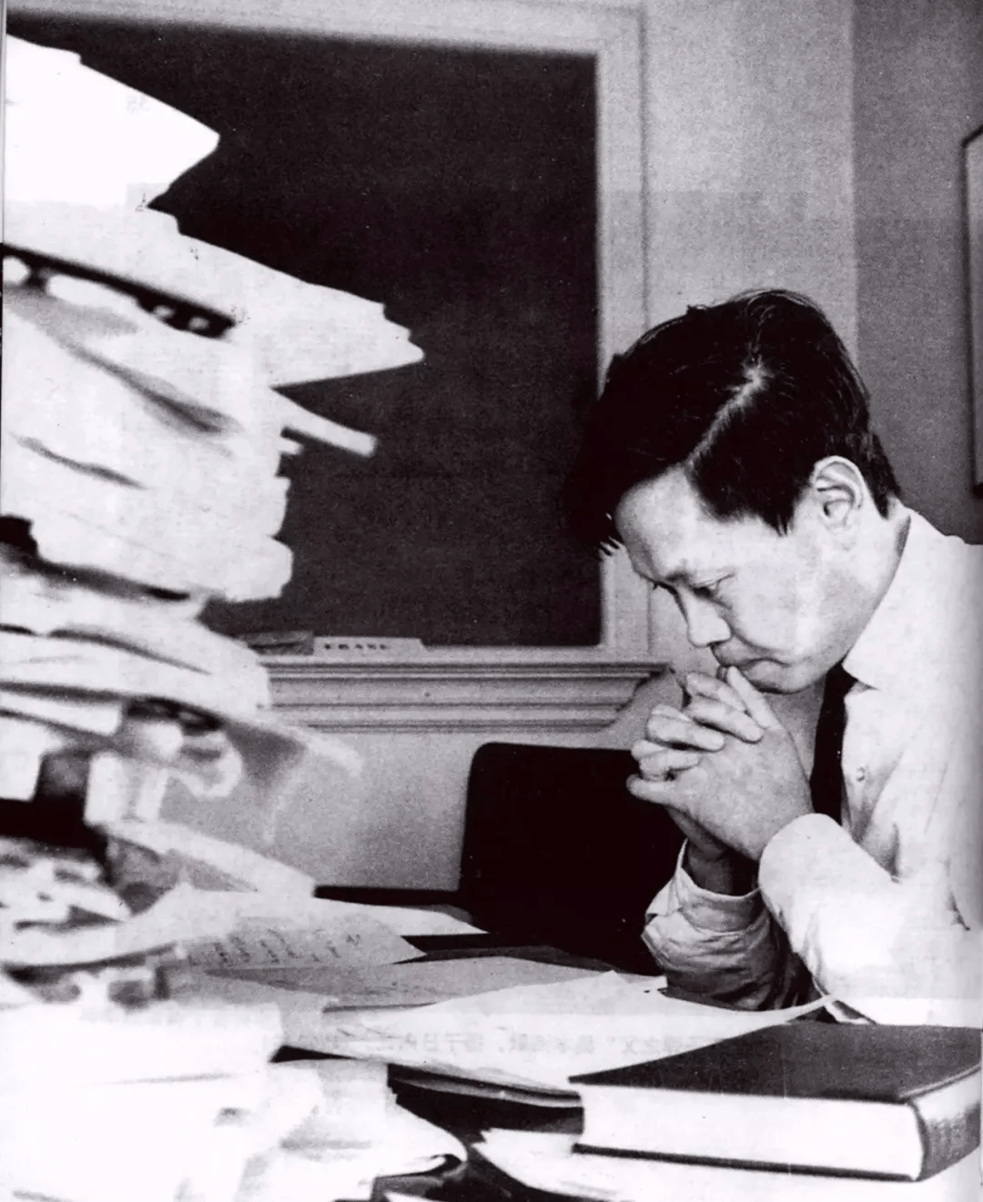 103岁杨振宁去世<strong></p>
<p>000552股票</strong>,象牙塔倒塌