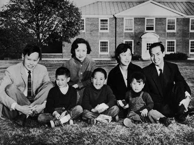 103岁杨振宁去世<strong></p>
<p>000552股票</strong>,象牙塔倒塌