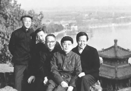 103岁杨振宁去世<strong></p>
<p>000552股票</strong>,象牙塔倒塌