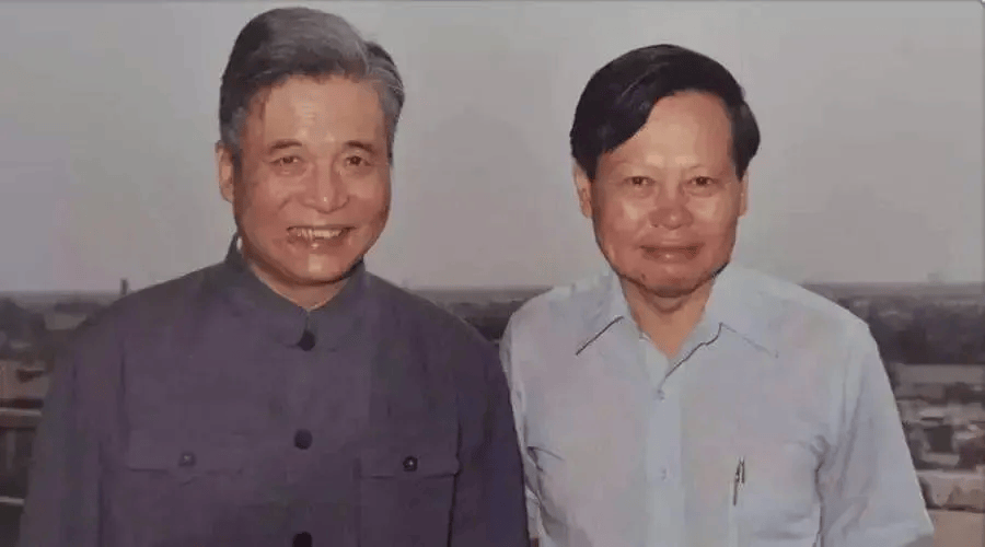 103岁杨振宁去世<strong></p>
<p>000552股票</strong>,象牙塔倒塌