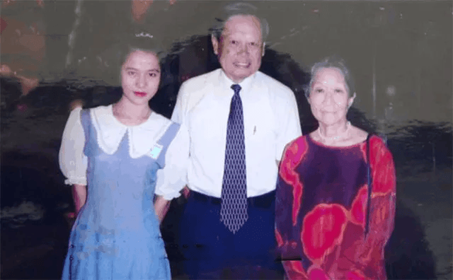 103岁杨振宁去世<strong></p>
<p>000552股票</strong>,象牙塔倒塌