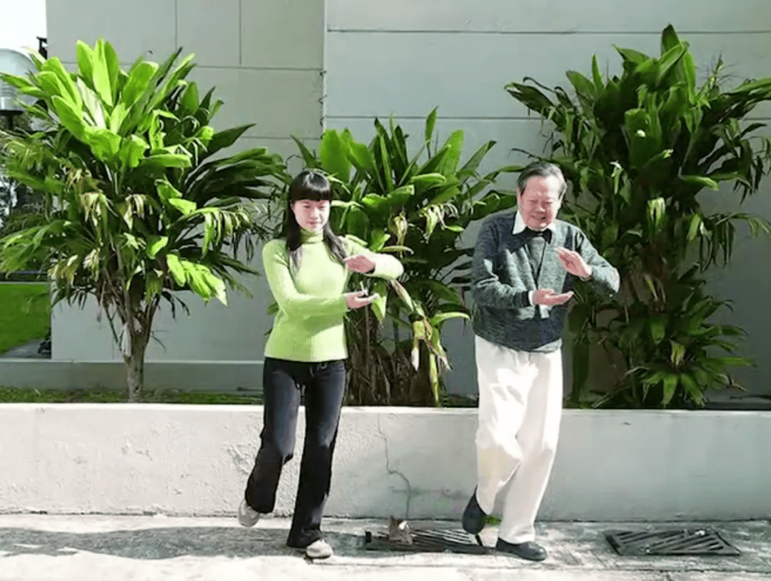 103岁杨振宁去世<strong></p>
<p>000552股票</strong>,象牙塔倒塌