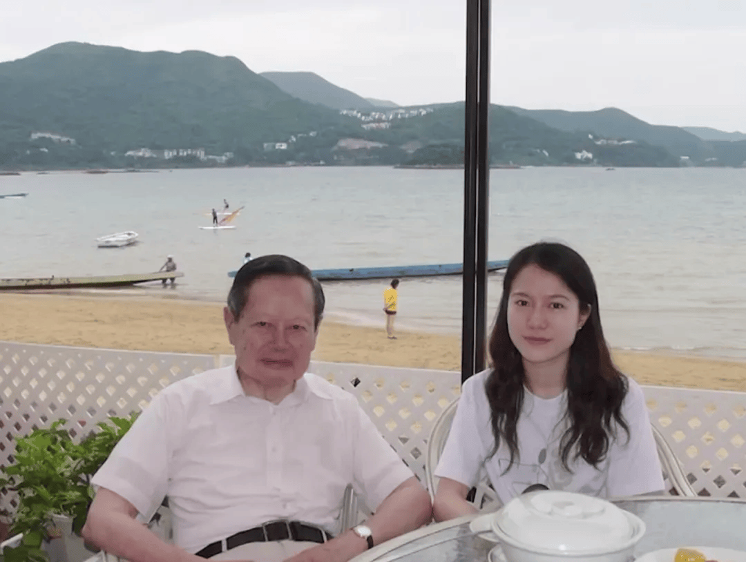 103岁杨振宁去世<strong></p>
<p>000552股票</strong>,象牙塔倒塌