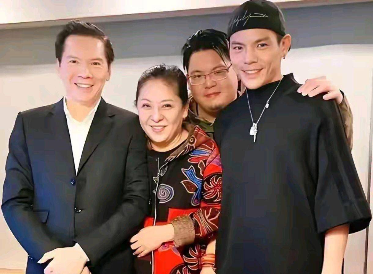 考古 | 向太小儿子向佑罕见露面！曾惹怒大佬高呼我爸是向华强<strong></p>
<p>000552股票</strong>，与母亲决裂真相曝光