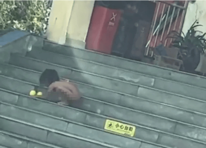 “野人小孩”最新进展:小孩已被养成不穿衣服习惯<strong></p>
<p>600740股票</strong>,父母都没工作,孩子没上户口,公安民政妇联已介入