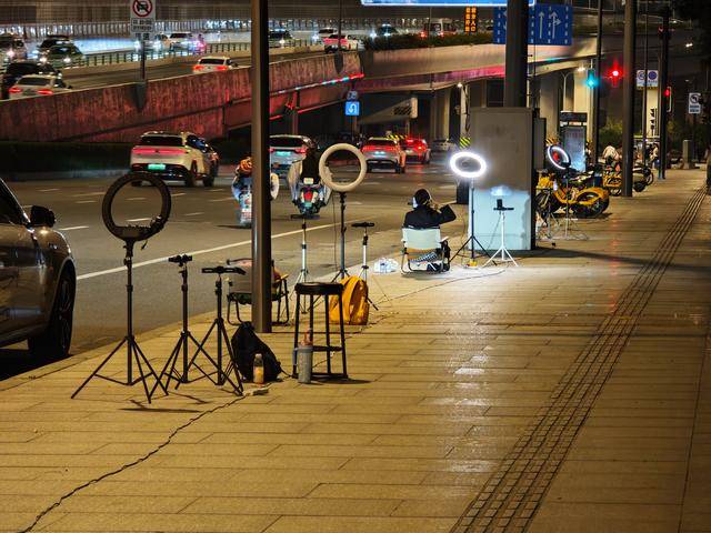 100米有近20个直播间<strong></p>
<p>福成五丰股票</strong>,深夜的成都街头为何“长满”主播?