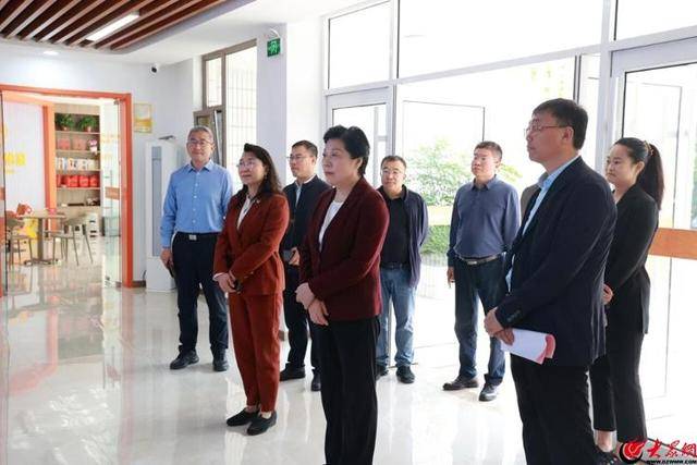 青岛西海岸新区人大常委会党组书记、主任佟海燕一行到红石崖街道调研