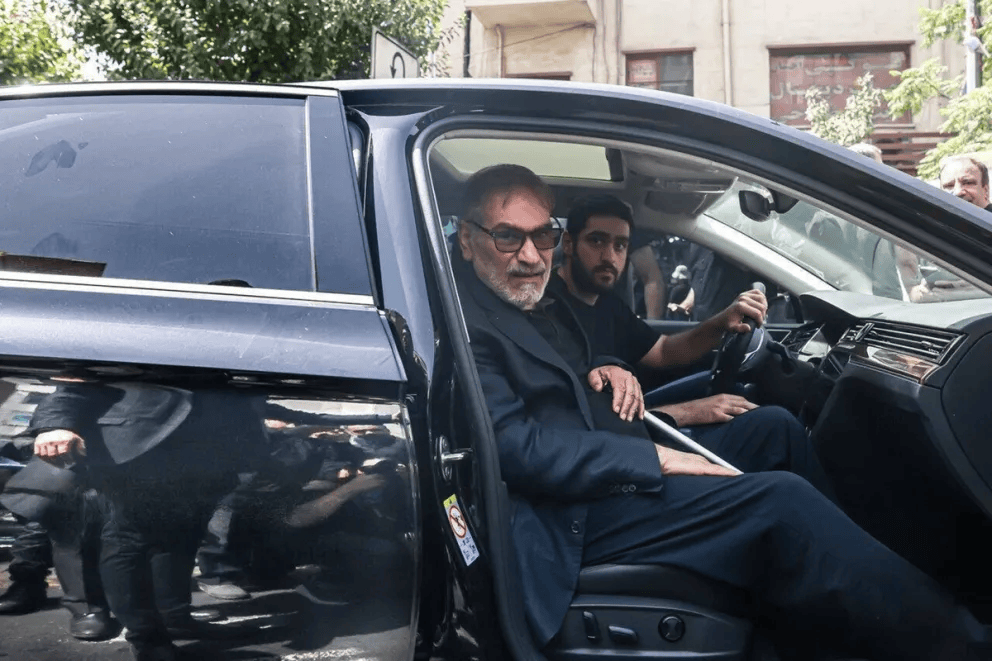 宣扬“头巾法”的伊朗高官 女儿穿抹胸婚纱办西式婚礼