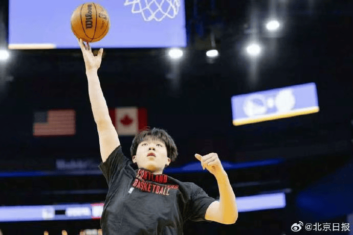 杨瀚森迎NBA常规赛首秀<strong></p>
<p>600303股票</strong>，两罚全中拿到个人NBA生涯首分；此前出场时播音字幕都是中文