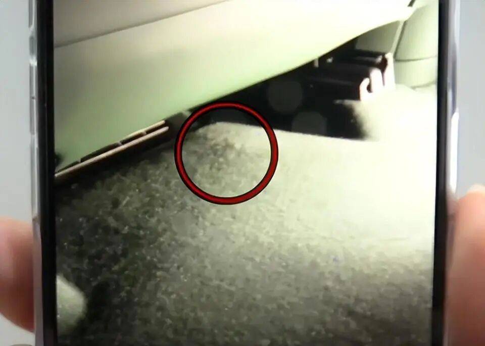 小米新车主驾下方掏出“神秘”多余零件！工作人员一片沉默<strong></p>
<p>600303股票</strong>，细思极恐