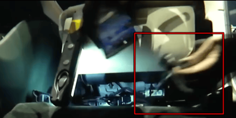 小米新车主驾下方掏出“神秘”多余零件！工作人员一片沉默<strong></p>
<p>600303股票</strong>，细思极恐