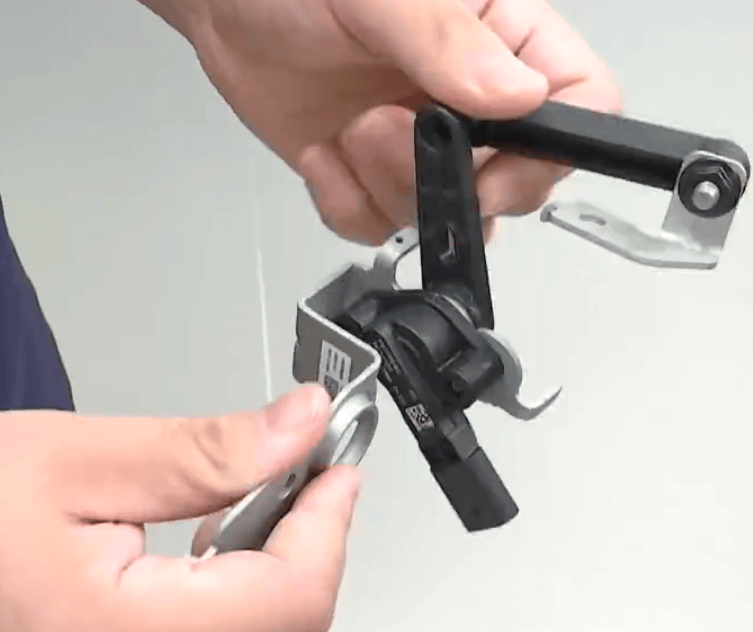 小米新车主驾下方掏出“神秘”多余零件！工作人员一片沉默<strong></p>
<p>600303股票</strong>，细思极恐