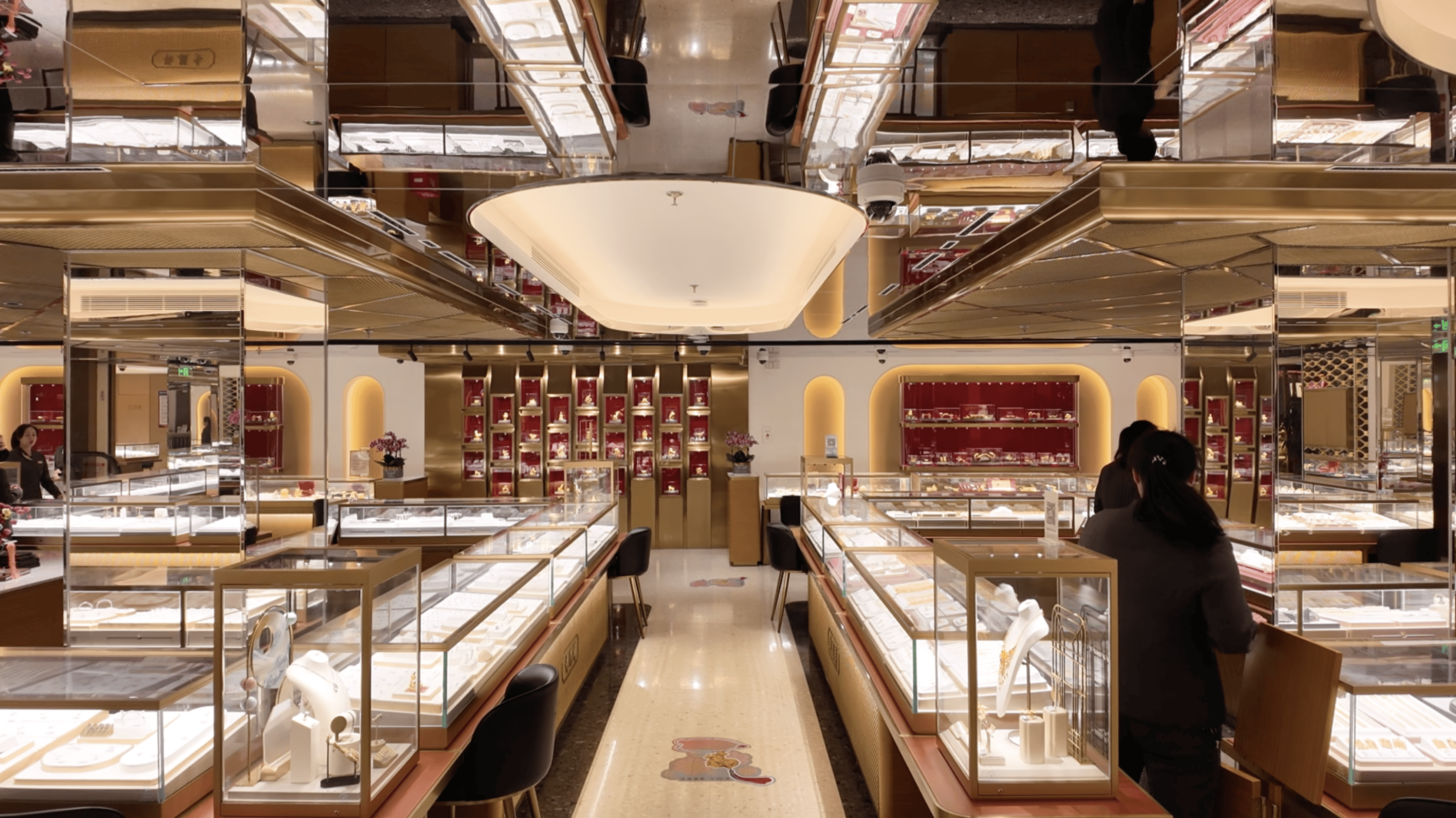 实探｜金价惊魂一夜后：“囤金大爷大妈”挤爆金店<strong></p>
<p>600303股票</strong>，拿下百克金条