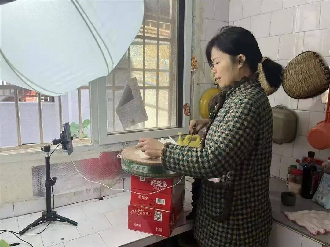 41岁武汉宝妈突然爆火！多次收到央视邀约<strong></p>
<p>601998股票</strong>，本人回应