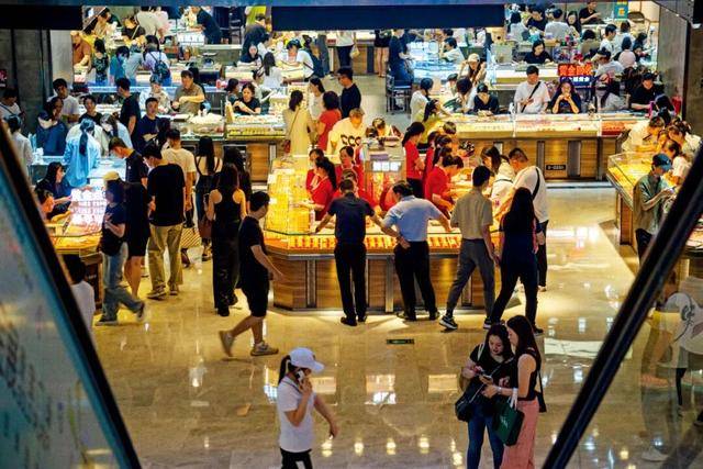 疯狂的黄金“赌徒”<strong></p>
<p>601998股票</strong>，藏身深圳水贝