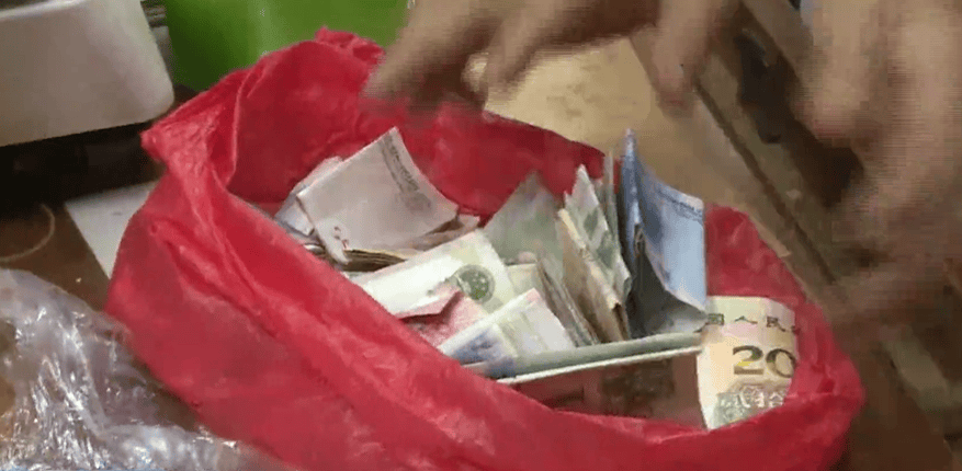 广东一男子两三年持续往批发店无故扔钱<strong></p>
<p>华夏能源革新股票基金</strong>，店主：每次他都不承认，还钱还把钱送回来