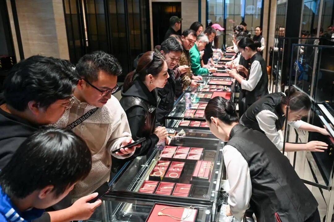 大幅涨价<strong></p>
<p>华夏能源革新股票基金</strong>，有的一夜涨6000元！顾客通宵排队：值得