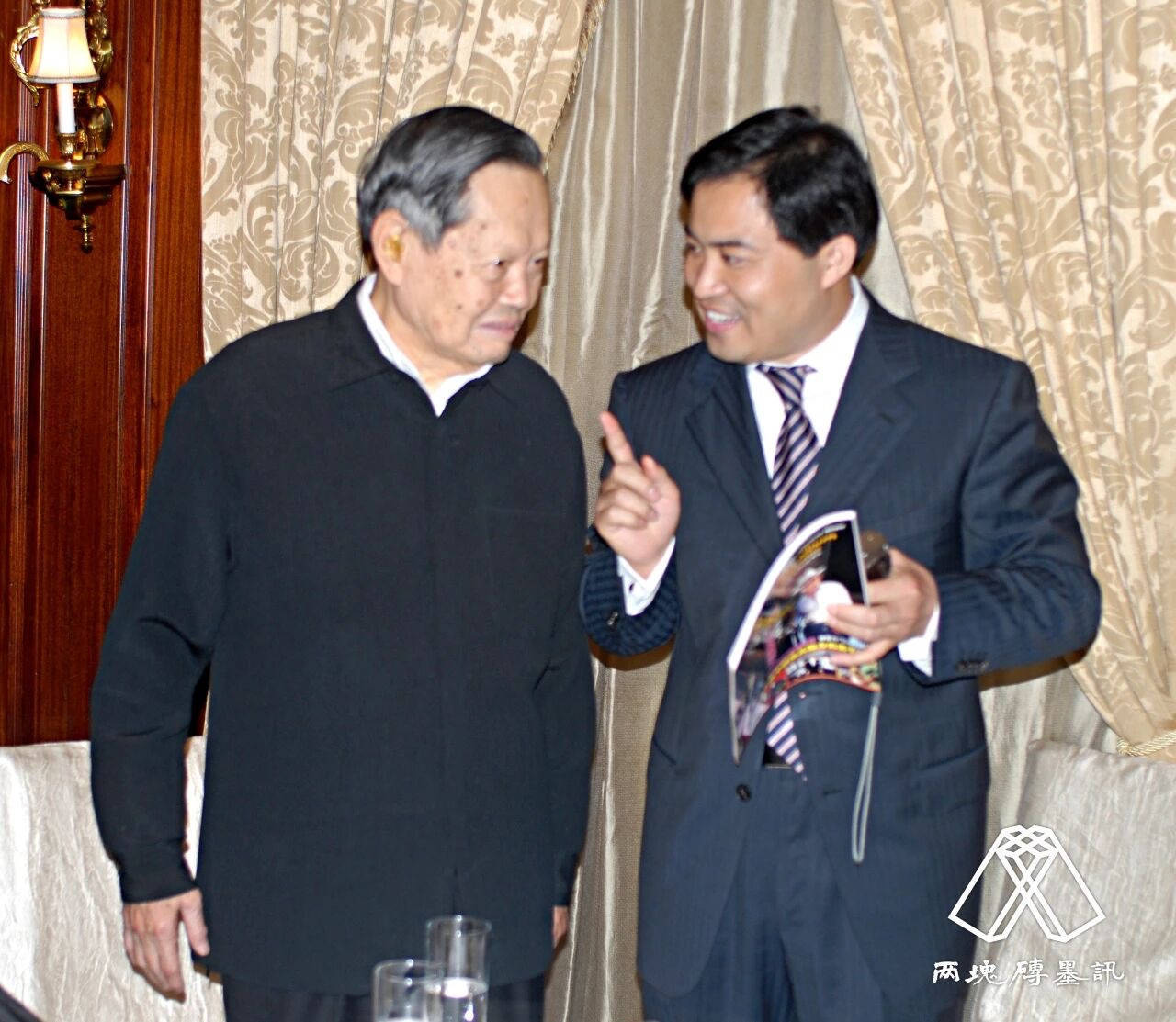 窑变|莫言悼杨振宁<strong></p>
<p>300235股票</strong>,写了一首诗:先生原本仙乡客……