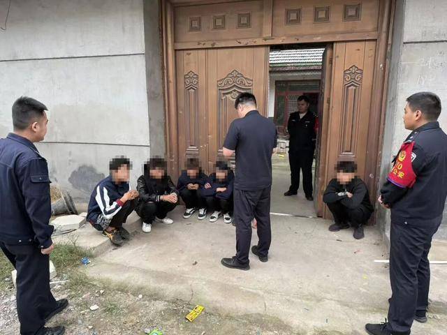 临沂俩小伙偷摸去派出所门口放下<strong></p>
<p>300235股票</strong>了…