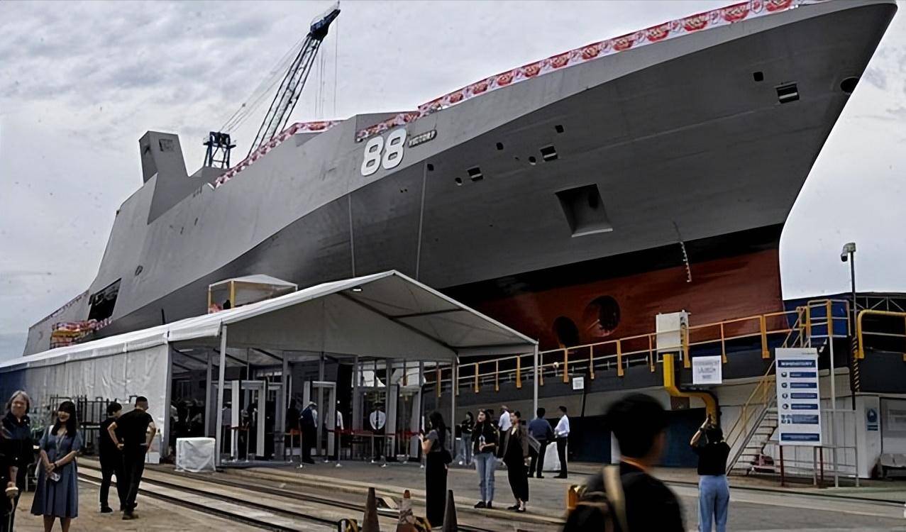 人口不足600万的小国<strong></p>
<p>300235股票</strong>，建造8000吨级大型战舰，新加坡“胜利号”多用途战斗舰亮相