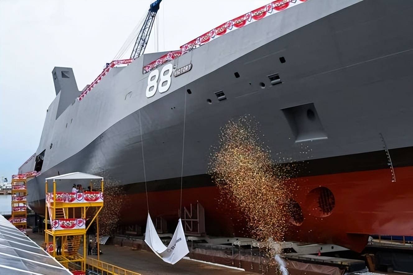 人口不足600万的小国<strong></p>
<p>300235股票</strong>，建造8000吨级大型战舰，新加坡“胜利号”多用途战斗舰亮相