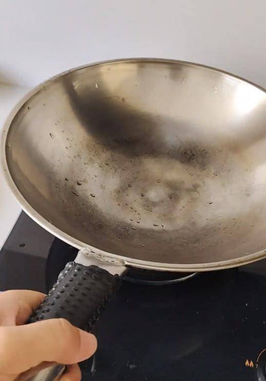 铁锅用了二三十年仍不粘不锈<strong></p>
<p>300235股票</strong>，女子在线寻厂家想“再买一个”，厂家称已停产