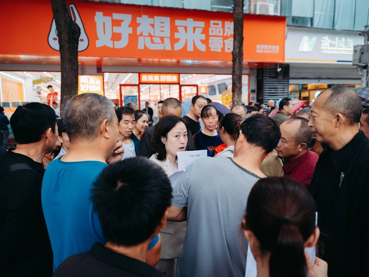 <strong></p>
<p>300235股票</strong>他们挤在8元一晚的旅店 几百人抢一个活