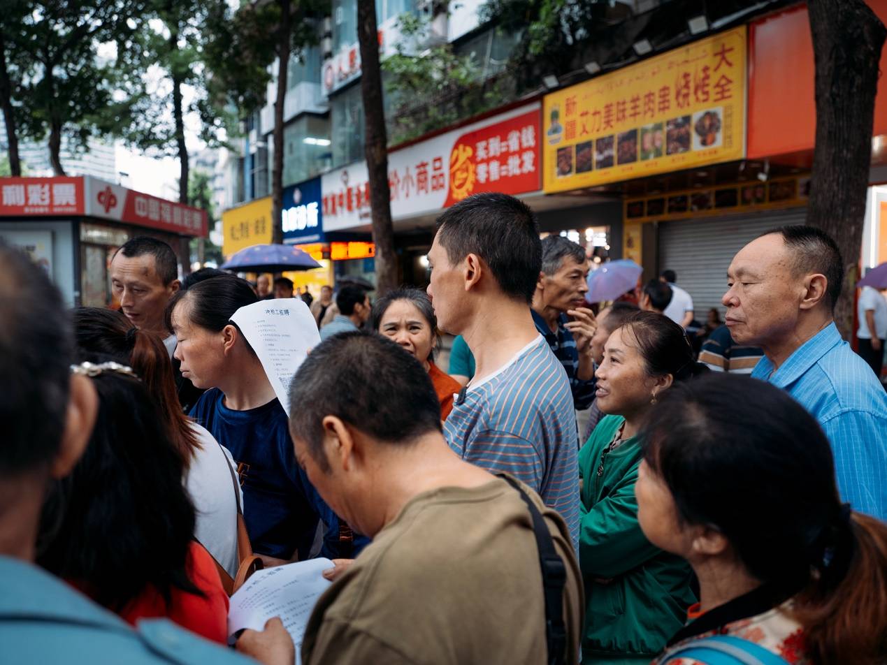 <strong></p>
<p>300235股票</strong>他们挤在8元一晚的旅店 几百人抢一个活