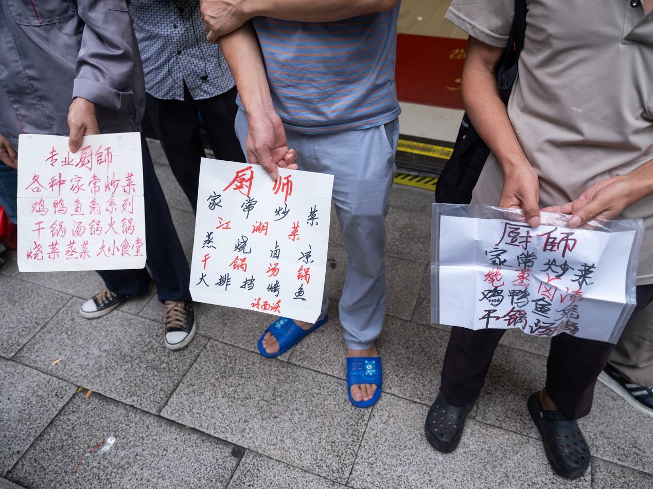 <strong></p>
<p>300235股票</strong>他们挤在8元一晚的旅店 几百人抢一个活