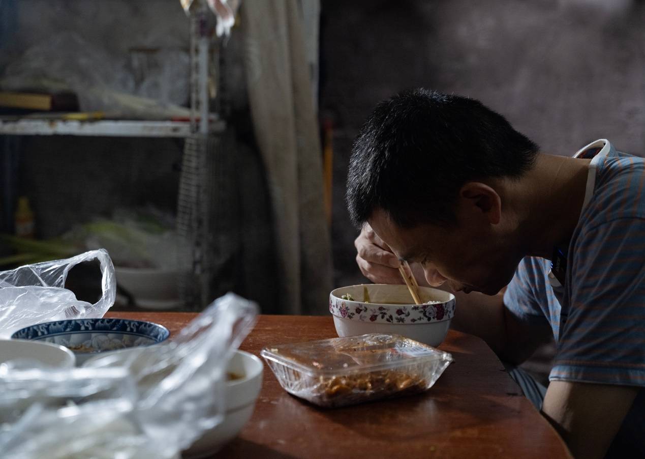 <strong></p>
<p>300235股票</strong>他们挤在8元一晚的旅店 几百人抢一个活