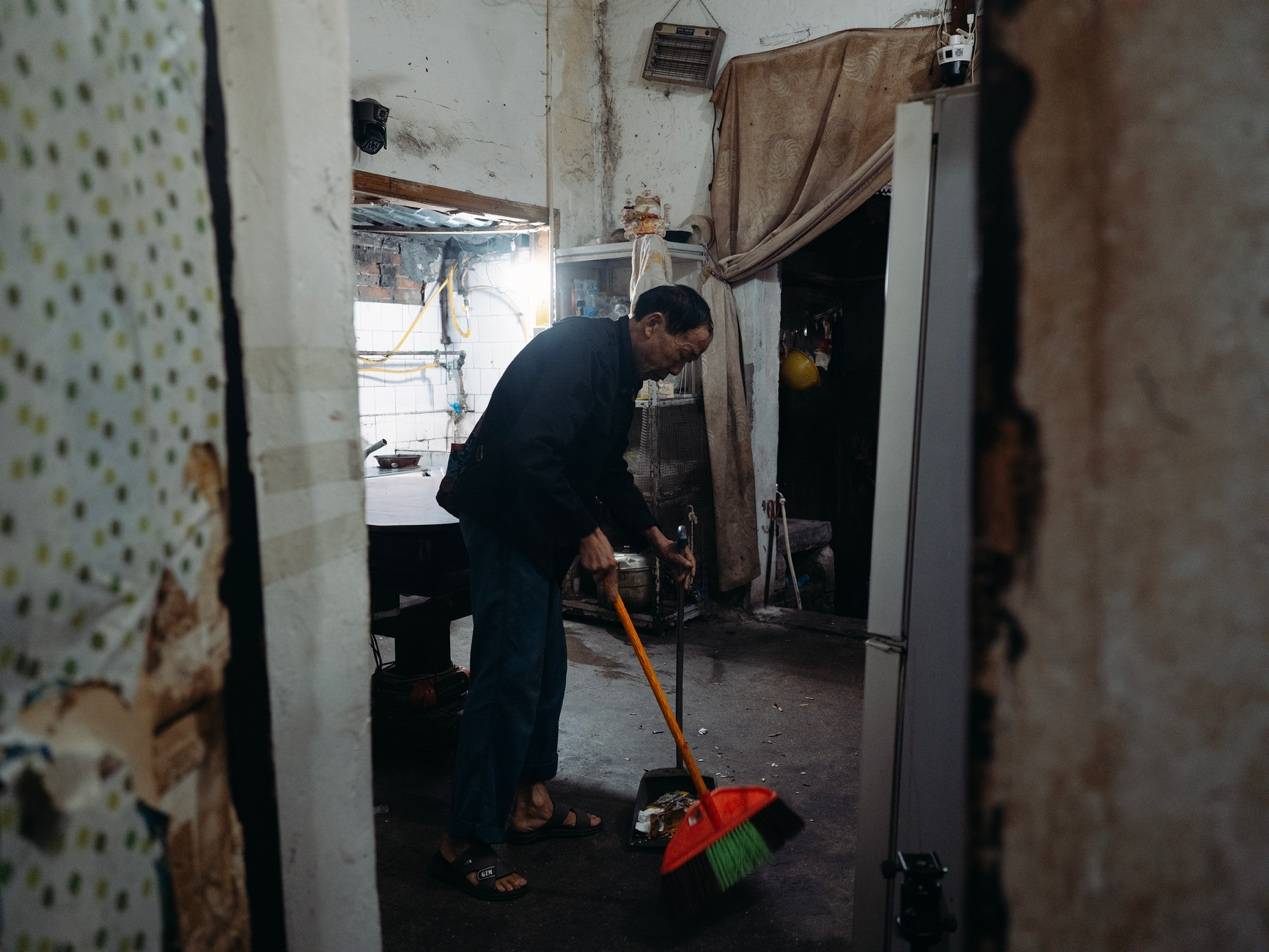 <strong></p>
<p>300235股票</strong>他们挤在8元一晚的旅店 几百人抢一个活