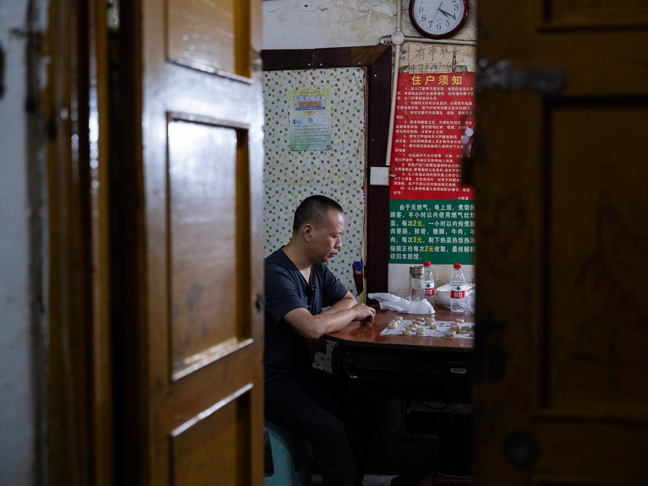 <strong></p>
<p>300235股票</strong>他们挤在8元一晚的旅店 几百人抢一个活