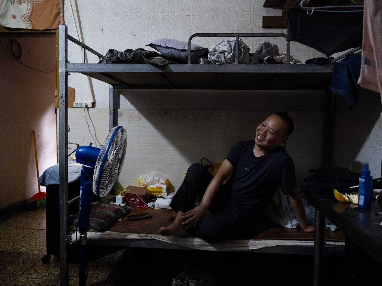 <strong></p>
<p>300235股票</strong>他们挤在8元一晚的旅店 几百人抢一个活