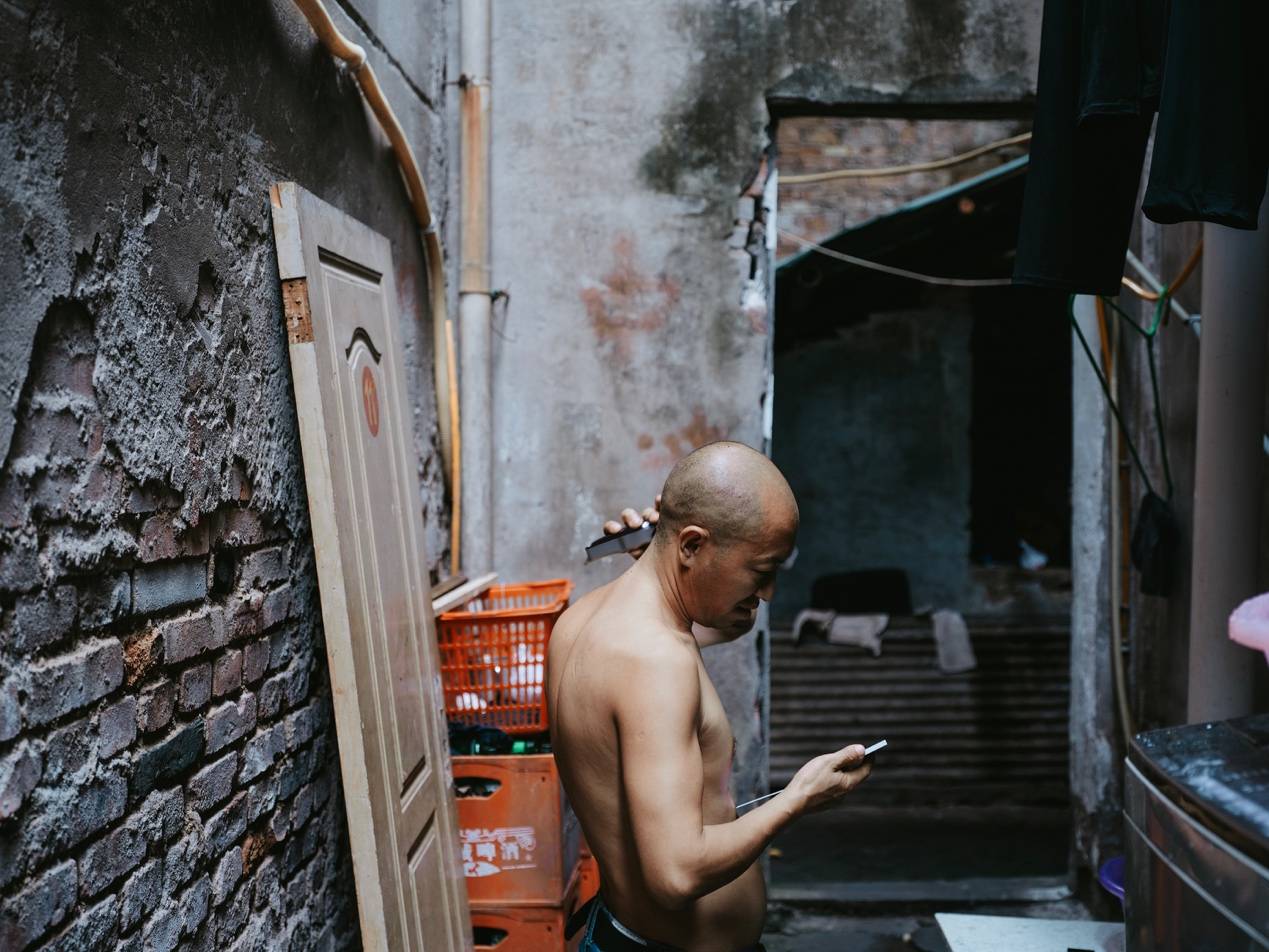 <strong></p>
<p>300235股票</strong>他们挤在8元一晚的旅店 几百人抢一个活