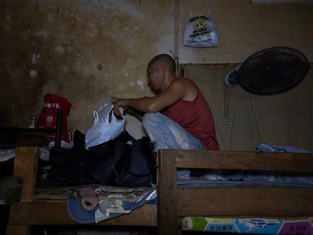 <strong></p>
<p>300235股票</strong>他们挤在8元一晚的旅店 几百人抢一个活