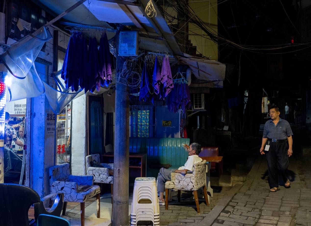 <strong></p>
<p>300235股票</strong>他们挤在8元一晚的旅店 几百人抢一个活