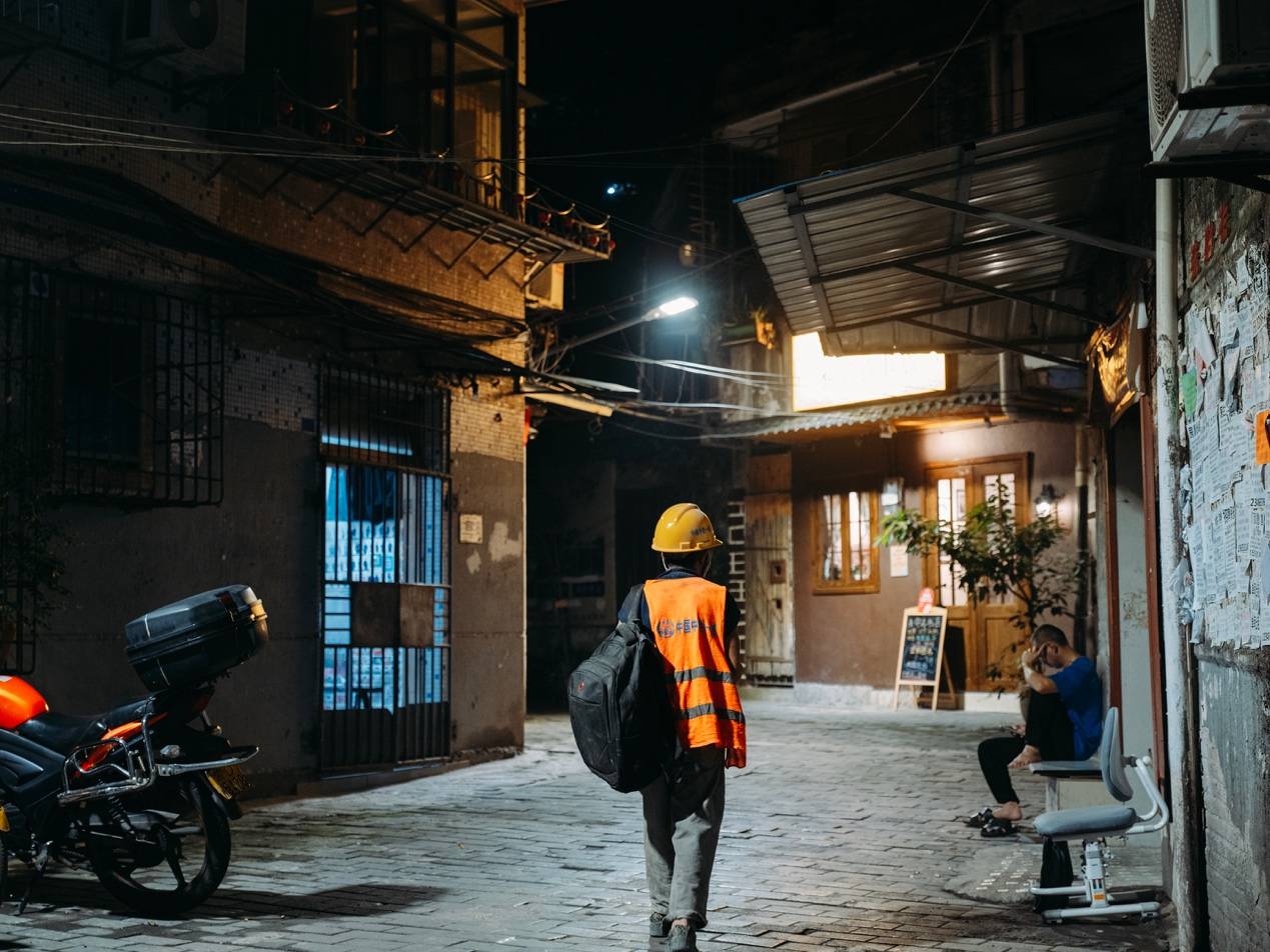 <strong></p>
<p>300235股票</strong>他们挤在8元一晚的旅店 几百人抢一个活