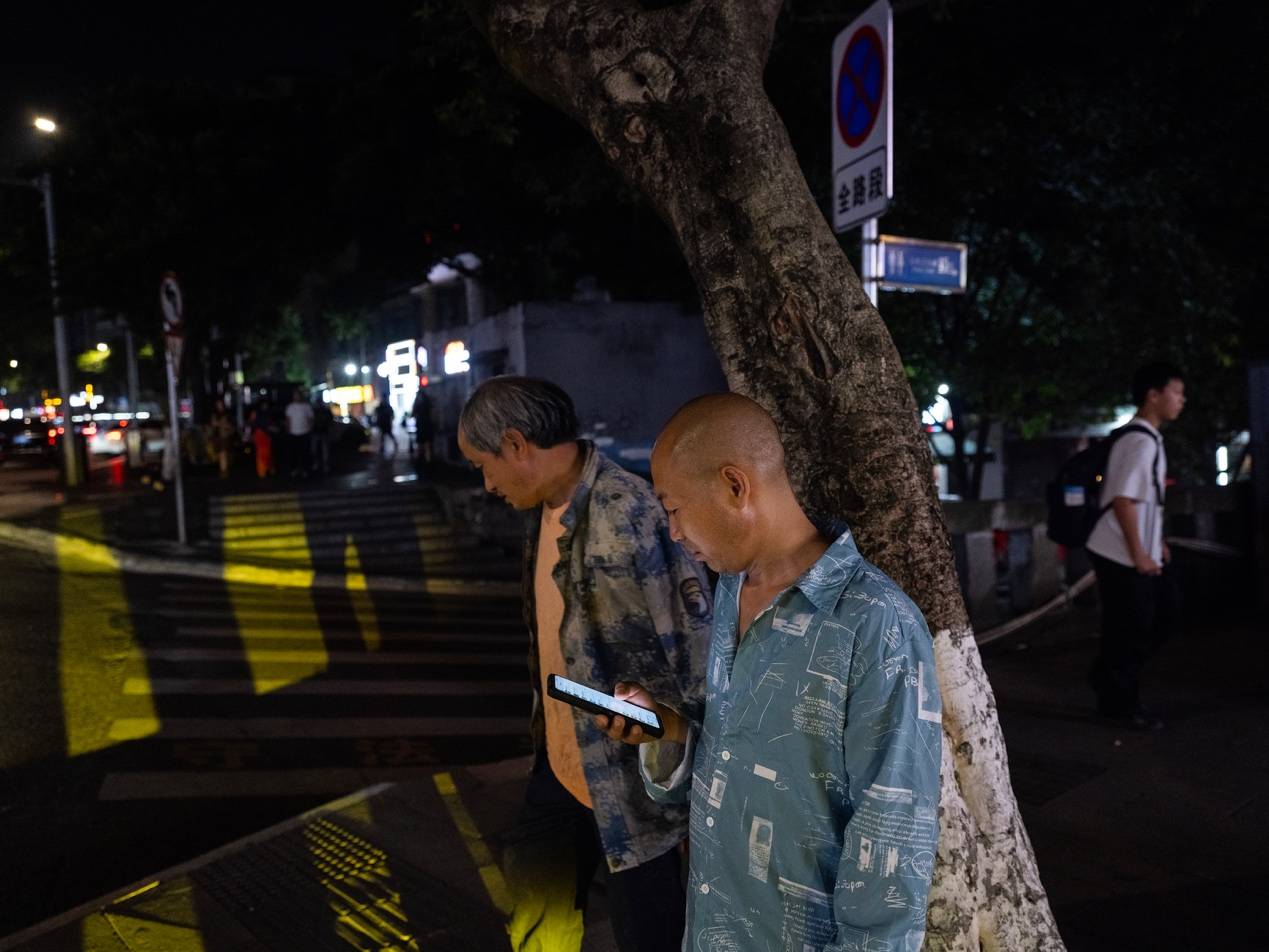 <strong></p>
<p>300235股票</strong>他们挤在8元一晚的旅店 几百人抢一个活